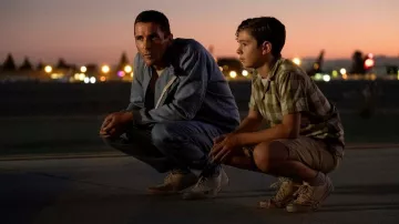 Vans Authentic Baskets Blanches portées par Ken Miles (Christian Bale) en Ford / Ferrari