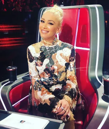 Vestido corto de Gwen Stefani con lentejuelas y mangas acampanadas en la cuenta de Instagram de The Voice en @gwenstefani