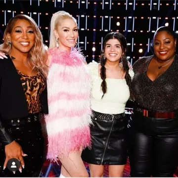 La robe bicolore à plumes de Gwen Stefani  dans The Voice sur le compte Instagram de @gwenstefani