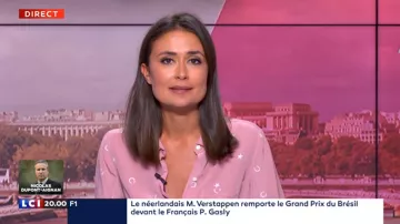 La chemise rose imprimée petites étoiles de Julie Hammett dans Ça fait parler sur LCI