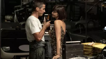 Camisole V-Neck Dress usado por Mollie Miles (Caitriona Balfe) en Ford v Ferrari