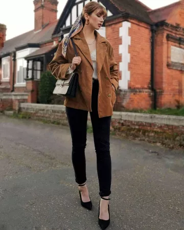Zapatos de tacón negro de Abi Milner en la cuenta de Instagram @abigail_janine