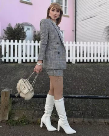 Grey Long Jack­et of Abi Milner on the Instagram account @abigail_janine
