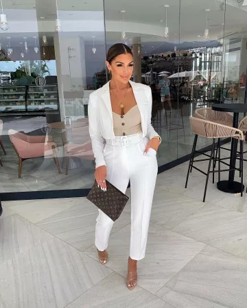 Louis Vuitton Pochette Toilette Monogramme 26 de Katerina Themis sur l'Instagram account @katerina_themis