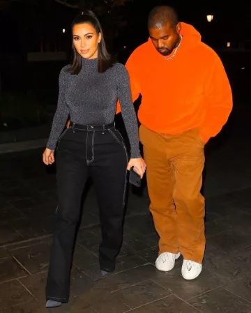 Wolford Joan Metallic Ribbed Knit Turtleneck Bodysuit usado por Kim Kardashian Out en Houston 16 de noviembre de 2019
