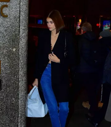 Prada Sidonie Mini bolso de hombro de cuero usado por Kaia Jordan Gerber Ciudad de Nueva York 16 de noviembre de 2019