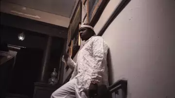 Kanghyuk Blanc Airbag Shirt porté par Pusha T dans la vidéo de musique YBN Cordae - Cauchemars Sont de vraies (feat. Pusha T) [Vidéo Officielle]