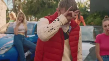 La veste doudoune sans manche rouge Ralph Lauren de Vald dans son clip Ce monde est cruel