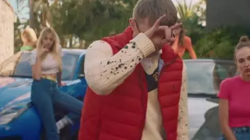 La veste doudoune sans manche rouge Ralph Lauren de Vald dans son clip Ce monde est cruel
