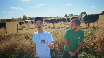 The t-shirt Real Bad Man of Bigflo in the clip Welcome home from Bigflo & Oli