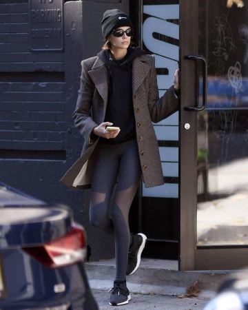 AirPods de Apple con estuche de carga utilizado por Kaia Jordan Gerber Dogpound Gym 16 de noviembre de 2019