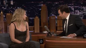 Markarian Veronica Noir à Paillettes en Mousseline de Soie Robe Midi portés par Lili Reinhart sur Le Tonight Show Starring Jimmy Fallon, le 15 novembre 2019