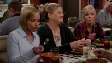 Equipment Es­sen­tial Silk Shirt Blouse Coastal Blue worn by Jill Kendall (Jaime Pressly) in Mom Season 7 Episode 7