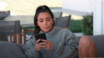 Sudadera con capucha azul/gris usada por Kim Kardashian en Keeping Up with the Kardashians Temporada 17 Episodio 09