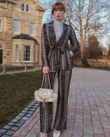 Grey Pat­terned Jack­et of Abi Milner on the Instagram account @abigail_janine