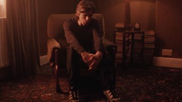 Zapatillas de Orelsan en OrelSan - Ghosts [CLIP OFICIAL]