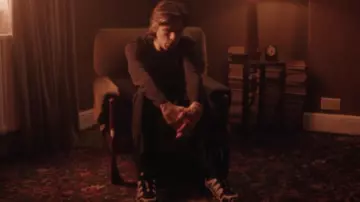 Les sneakers de Orelsan dans OrelSan - Fantômes [CLIP OFFICIEL]