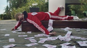 Les sneakers Adidas Superstar portées par Vald dans son clip Ce monde est cruel