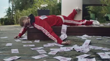 Les sneakers Adidas Superstar portées par Vald dans son clip Ce monde est cruel