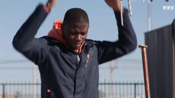 Chaqueta de vela impermeable a estribor de Souleymane (Dembo Camilo) en Tomorrow Belongs to Us