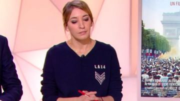 The sweater-navy round neck with patches of Nadia Daam in 28 minutes the 18.11.2019