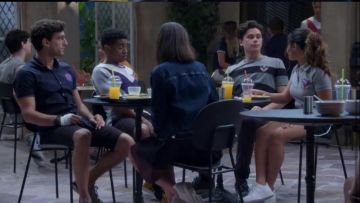 Les sneakers Nike Air Force One blanches portées par Sophie Cardona (Cinthya Carmona) dans la série Greenhouse Academy 