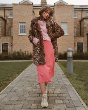 Falda Midi de satén rosa de Abi Milner en la cuenta de Instagram @abigail_janine