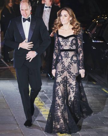 Jimmy Choo Celeste Crushed Velvet Clutch usado por Catherine, Duquesa de Cambridge Royal Variety Performance 18 de noviembre de 2019