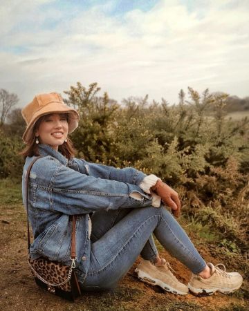 Blue Den­im Jack­et of Abi Milner on the Instagram account @abigail_janine