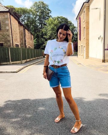 Fleur blanche Slogan T-Shirt Graphique de Beth Bartram sur l'Instagram account @beth_bartram