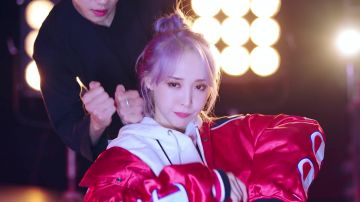 The red jacket Champion x Supreme worn by Moonbyul in the clip HIP 마마무 of MAMAMOO