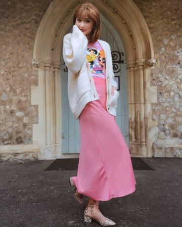 Falda Midi de satén rosa de Abi Milner en la cuenta de Instagram @abigail_janine