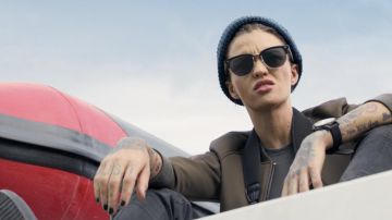Les lunettes de soleil Ray-Ban Clubmaster portées par Jaxx Herd (Ruby Rose) dans le film En eaux troubles