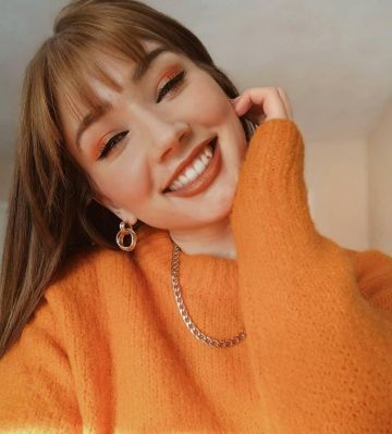 Or­ange Blend Jumper of Abi Milner on the Instagram account @abigail_janine