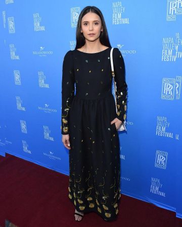 Valentino Garavani Petit VSling Sac à Bandoulière porté par Nina Dobrev Exécuter Cette Ville de Dépistage du 17 novembre 2019