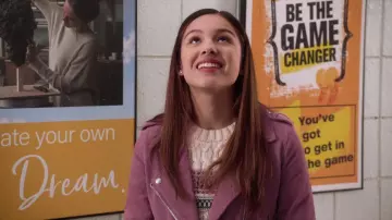 Le pull court à torsades de Nini (Olivia Rodrigo) dans High School Musical : The Musical : The Series (S01E01)