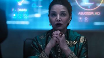 Ring with brown stone of Chrisjen Avasarala (Shohreh Aghdashloo) in The Expanse Season 4