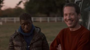 La doudoune noire de Dylan (Bryan Mialoudama) dans Hors Normes