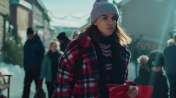 Rouge à carreaux manteau de l'Ida Elise Broch dans la Maison pour Noël | Teaser | Netflix