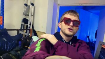 Les lunettes de soleil rouges portées par Vald dans son clip Ignorant