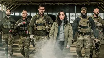 Le manteau parka vert kaki de Gina (Olivia Munn) dans SIX