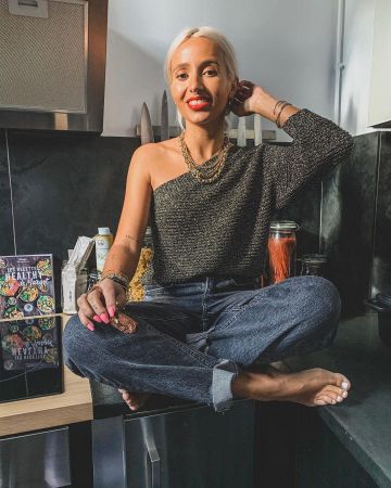 Jean denim justo usado por Noholita en la cuenta de Instagram de @noholita