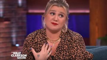 Colección Michael kors Vestido de crepe de chine de seda con estampado de leopardo con efecto envolvente usado por Kelly Clarkson en The Kelly Clarkson Show 15 de noviembre de 2019