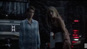 Rails Bleu Chemise à Carreaux portée par Kate Kane (Ruby Rose) dans la Batwoman Season01 Episode07