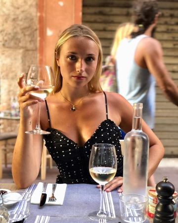 Robe noir à points blancs de Chloé Jouannet sur le compte Instagram de @jouannetchloe