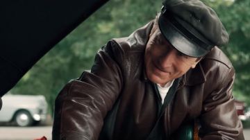 Manteau en cuir brun de Frank Sheeran (Robert De Niro) dans L'Irlandais