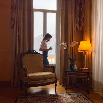 La habitación del hotel donde Annabelle Belmondo posa en una publicación de Instagram