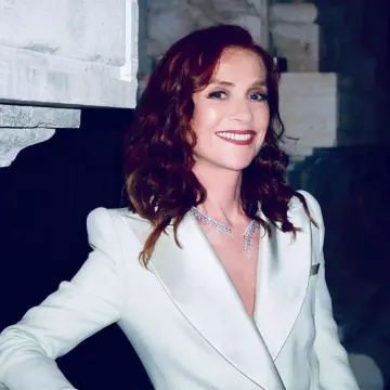 Robe blazer blanc de Isabelle Huppert sur le compte Instagram de @isabelle.huppert