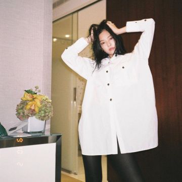 The white shirt oversized Jennie Kim on the account Instagram of @jennierubyjane