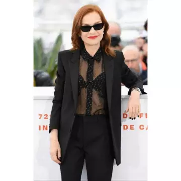 Les lunettes de soleil carrées fines de Isabelle Huppert sur le compte Instagram de @isabelle.huppert